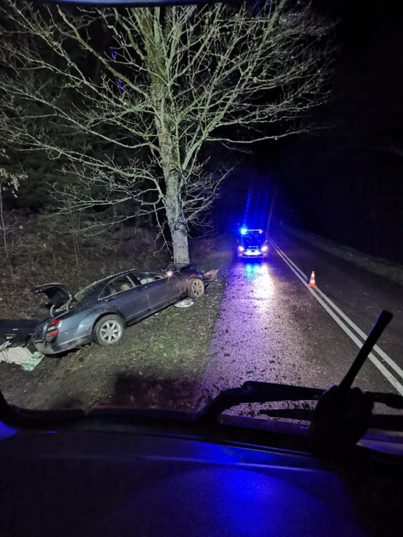Rozbili luksusowego mercedesa na drzewie. Uciekli zostawiając ranną kobietę