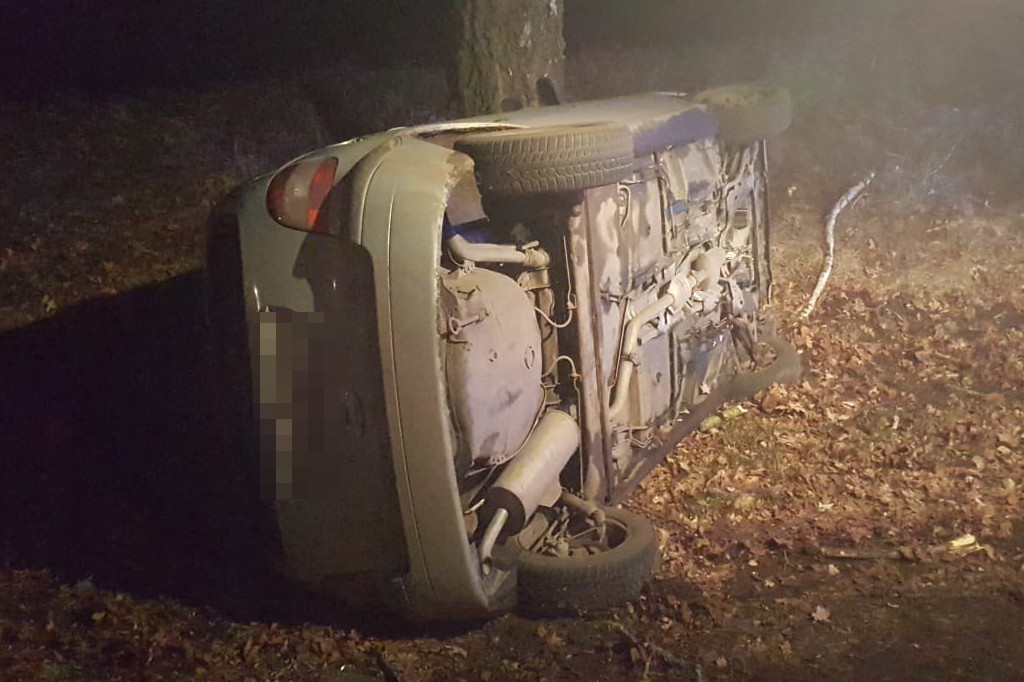  Wypadek pod Szczecinkiem. Samochód uderzył w drzewo. Policja ustala okoliczności wypadku