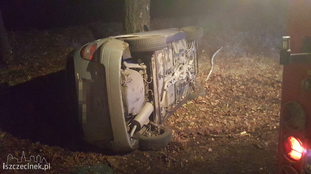  Wypadek pod Szczecinkiem. Samochód uderzył w drzewo. Policja ustala okoliczności wypadku