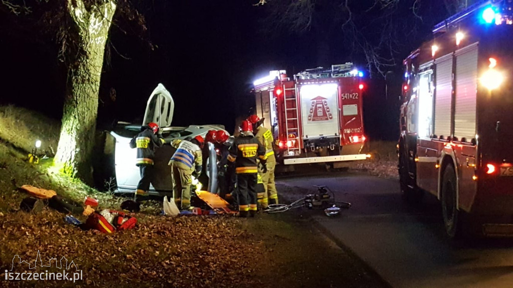  Wypadek pod Szczecinkiem. Samochód uderzył w drzewo. Policja ustala okoliczności wypadku