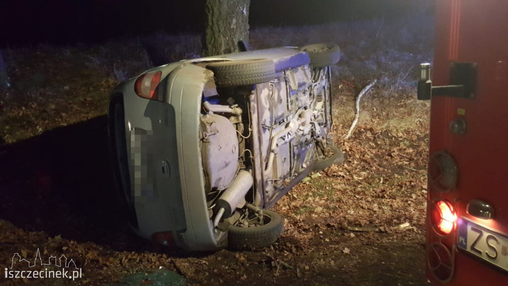  Wypadek pod Szczecinkiem. Samochód uderzył w drzewo. Policja ustala okoliczności wypadku