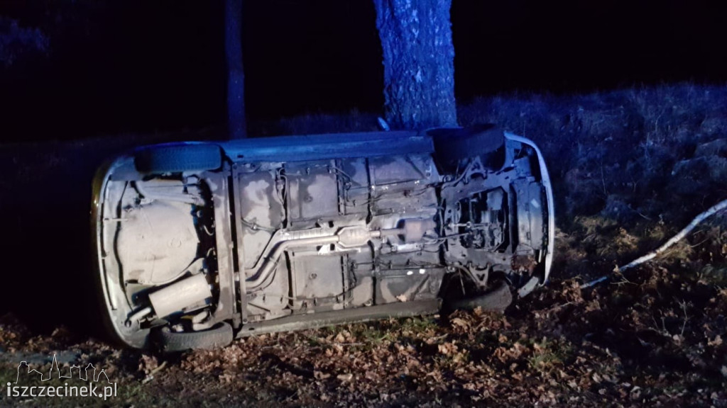  Wypadek pod Szczecinkiem. Samochód uderzył w drzewo. Policja ustala okoliczności wypadku