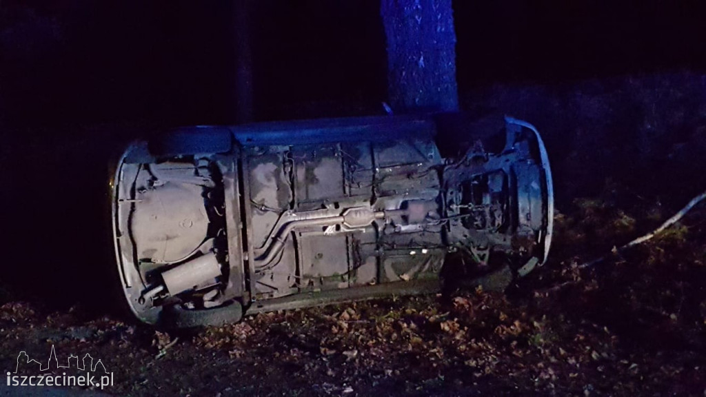  Wypadek pod Szczecinkiem. Samochód uderzył w drzewo. Policja ustala okoliczności wypadku