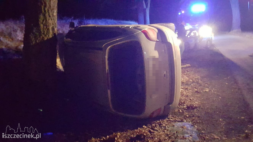  Wypadek pod Szczecinkiem. Samochód uderzył w drzewo. Policja ustala okoliczności wypadku