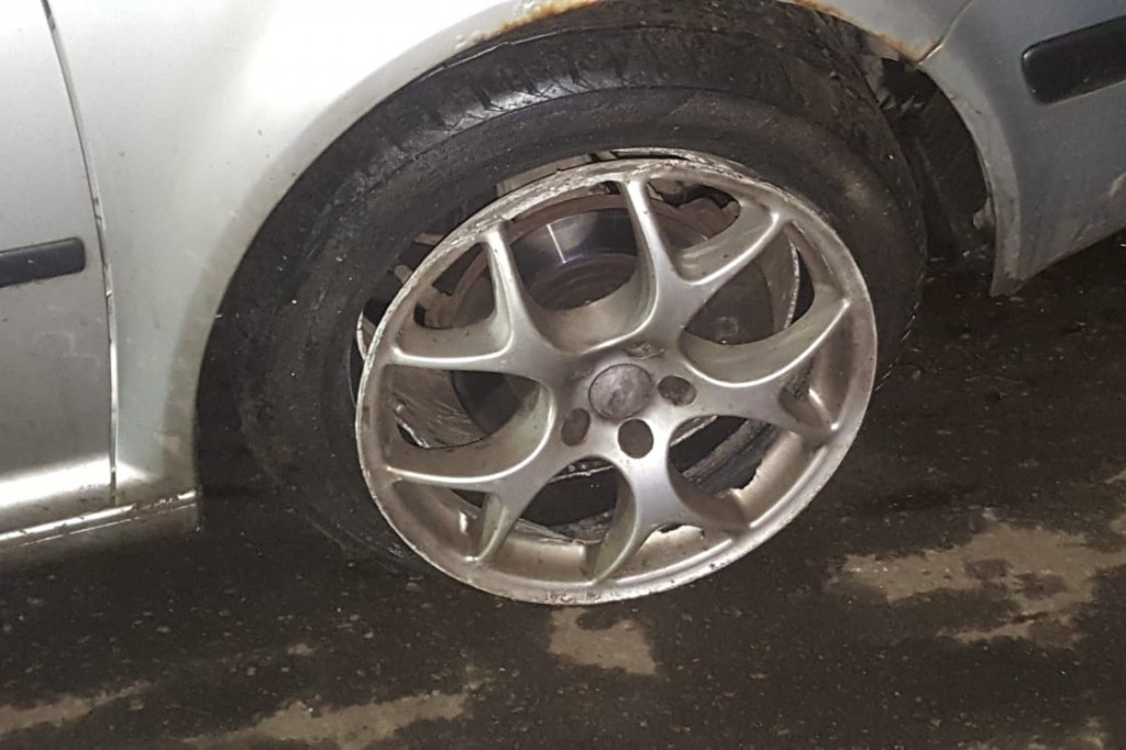 Rozbił auto na rondzie w centrum miasta i uciekł