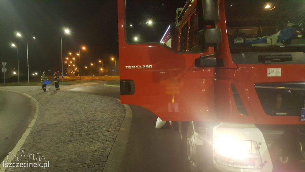 Rozbił auto na rondzie w centrum miasta i uciekł