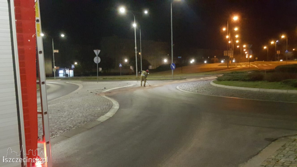 Rozbił auto na rondzie w centrum miasta i uciekł