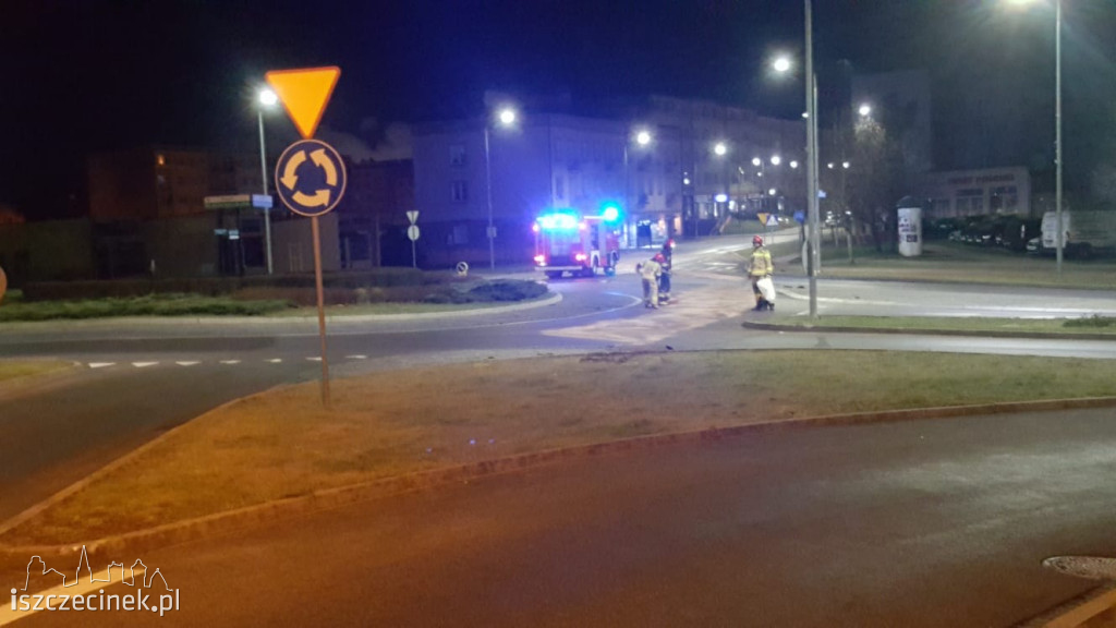 Rozbił auto na rondzie w centrum miasta i uciekł