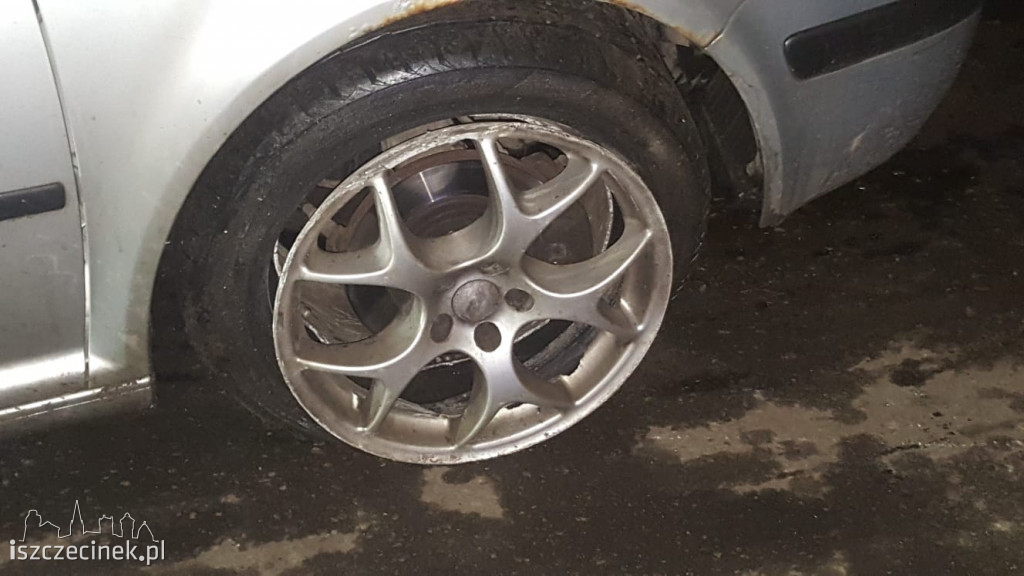 Rozbił auto na rondzie w centrum miasta i uciekł