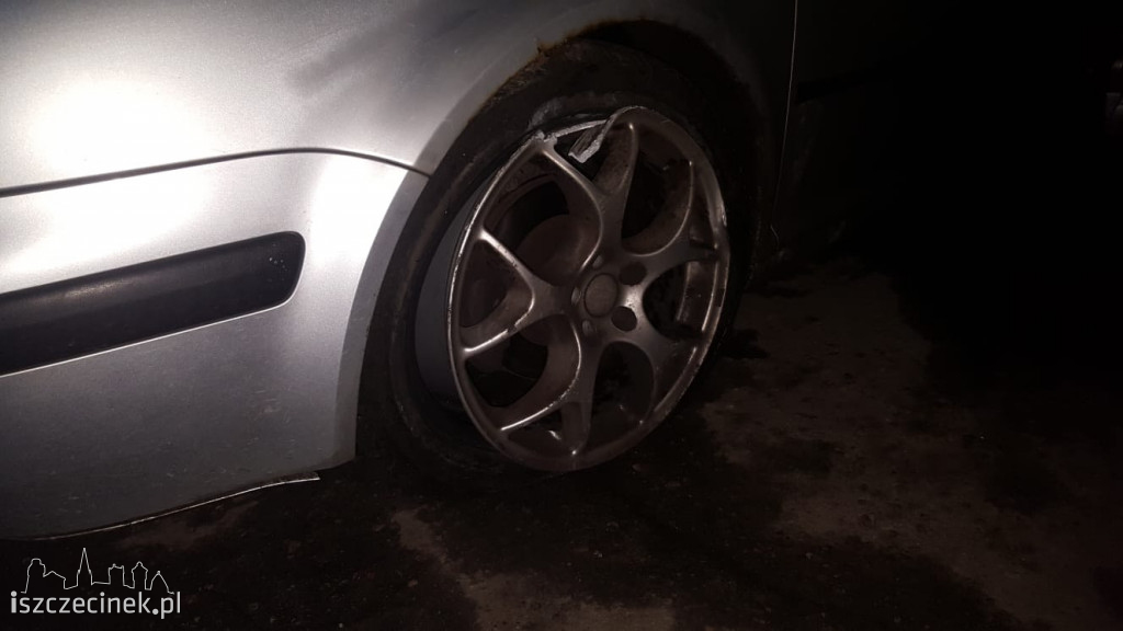 Rozbił auto na rondzie w centrum miasta i uciekł