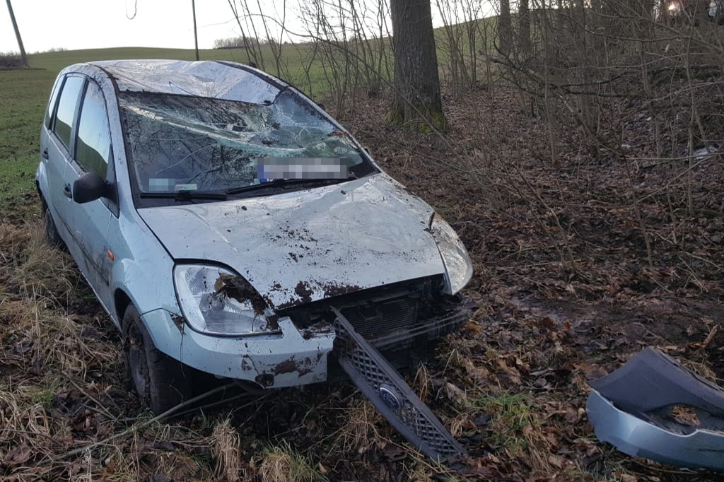 Niebezpiecznie na DW-172. Dachował ford