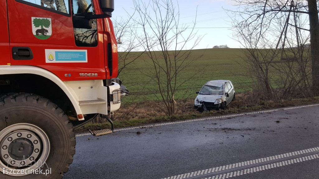 Niebezpiecznie na DW-172. Dachował ford