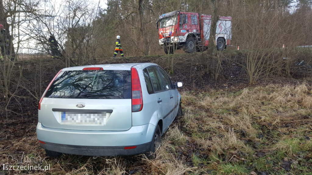 Niebezpiecznie na DW-172. Dachował ford
