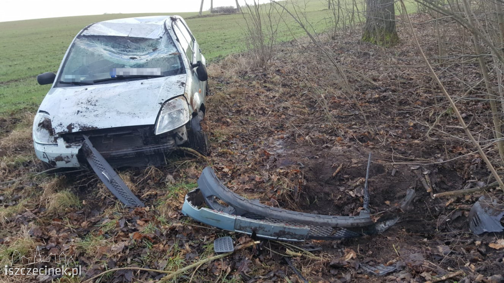 Niebezpiecznie na DW-172. Dachował ford