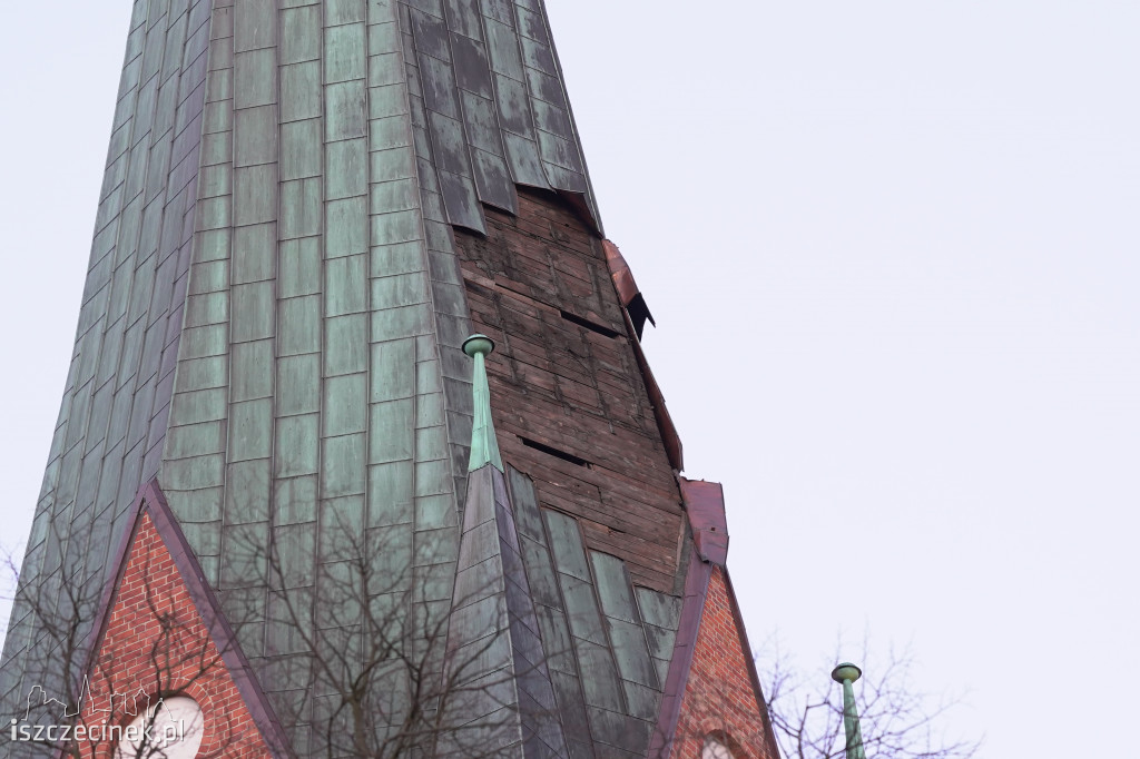 Wiatr uszkodził dach wieży kościoła mariackiego w Szczecinku