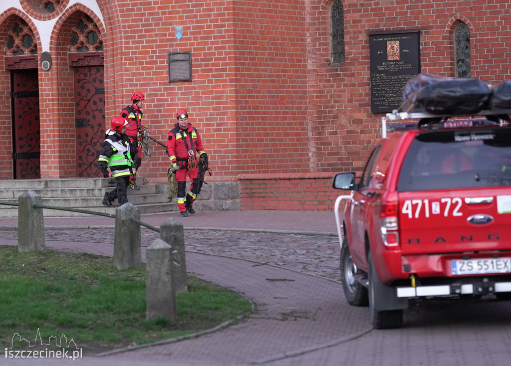 Wiatr uszkodził dach wieży kościoła mariackiego w Szczecinku