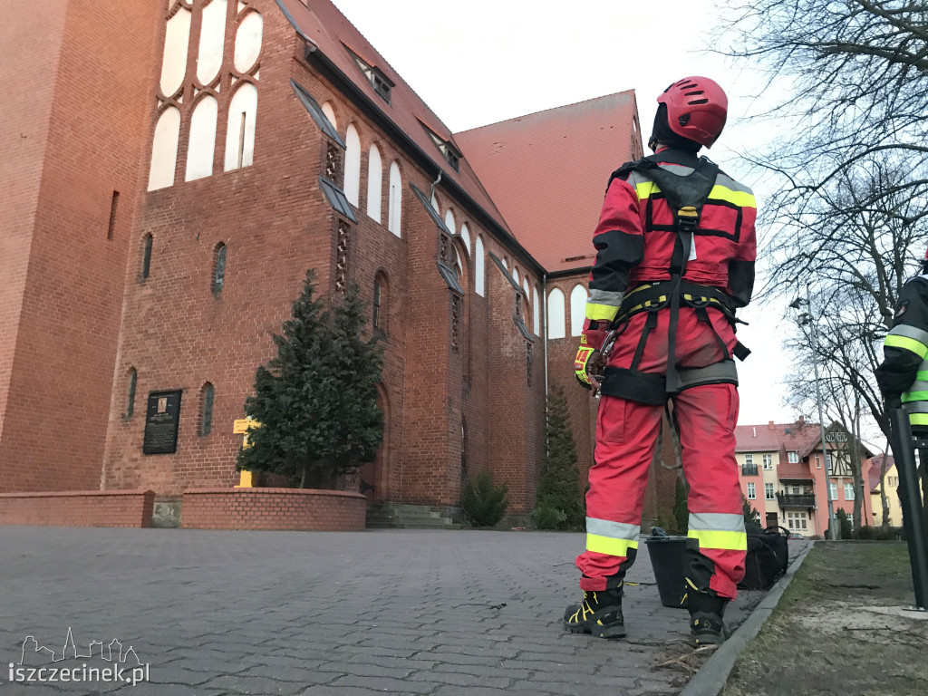 Wiatr uszkodził dach wieży kościoła mariackiego w Szczecinku