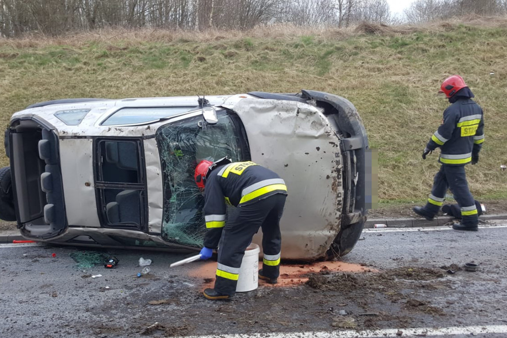 Niebezpiecznie koło Bacówki. Dachowała terenówka