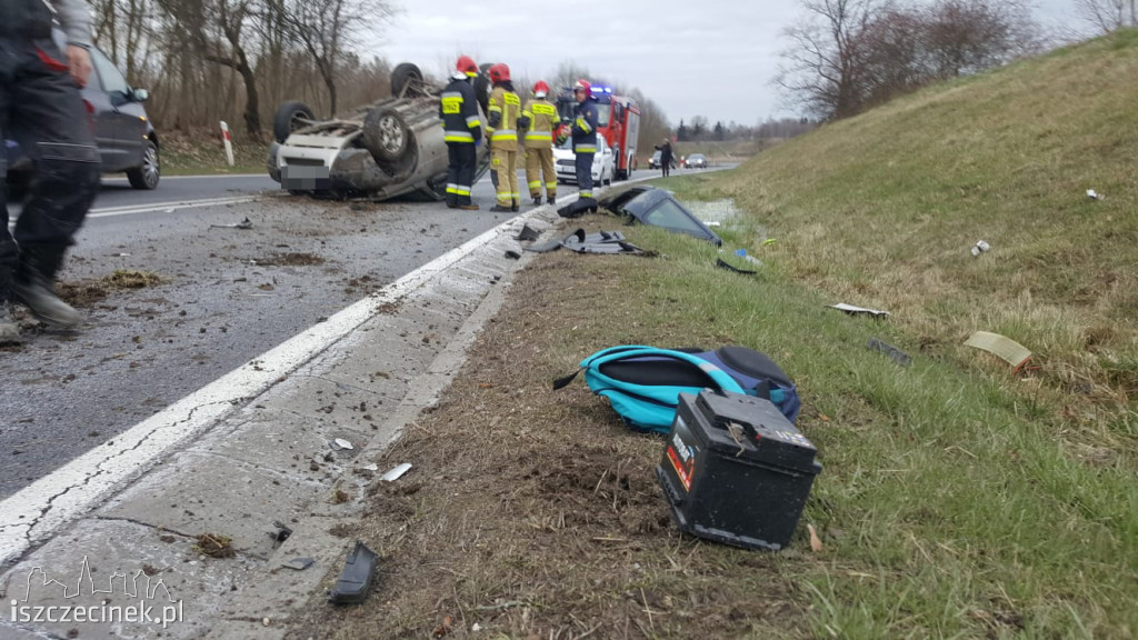 Niebezpiecznie koło Bacówki. Dachowała terenówka