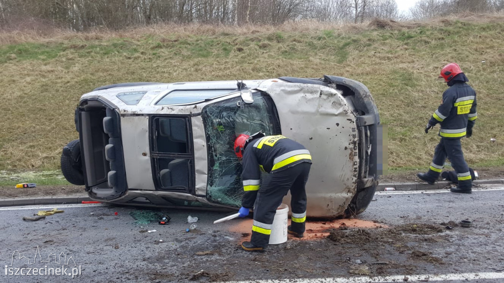 Niebezpiecznie koło Bacówki. Dachowała terenówka