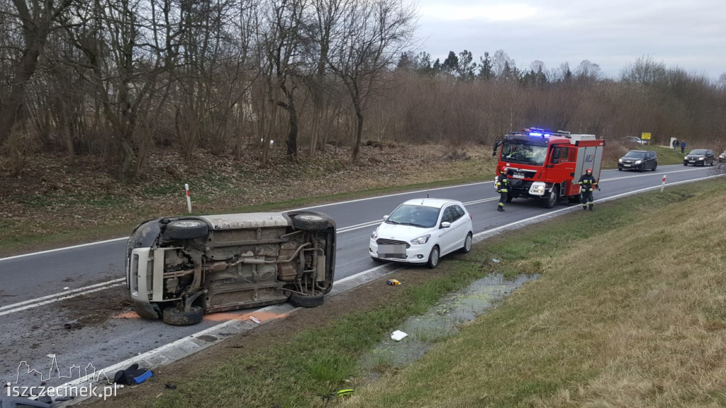 Niebezpiecznie koło Bacówki. Dachowała terenówka