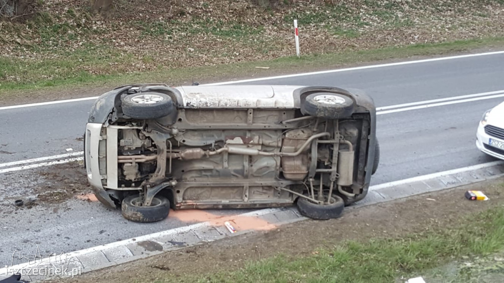 Niebezpiecznie koło Bacówki. Dachowała terenówka
