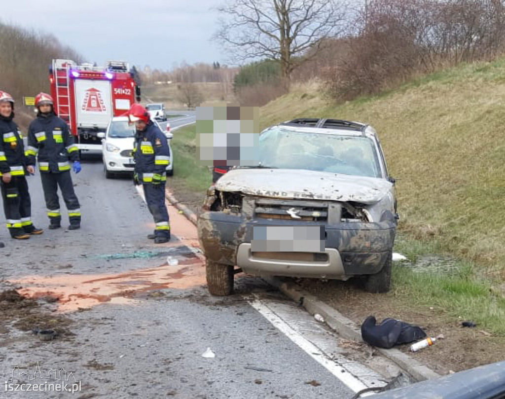 Niebezpiecznie koło Bacówki. Dachowała terenówka