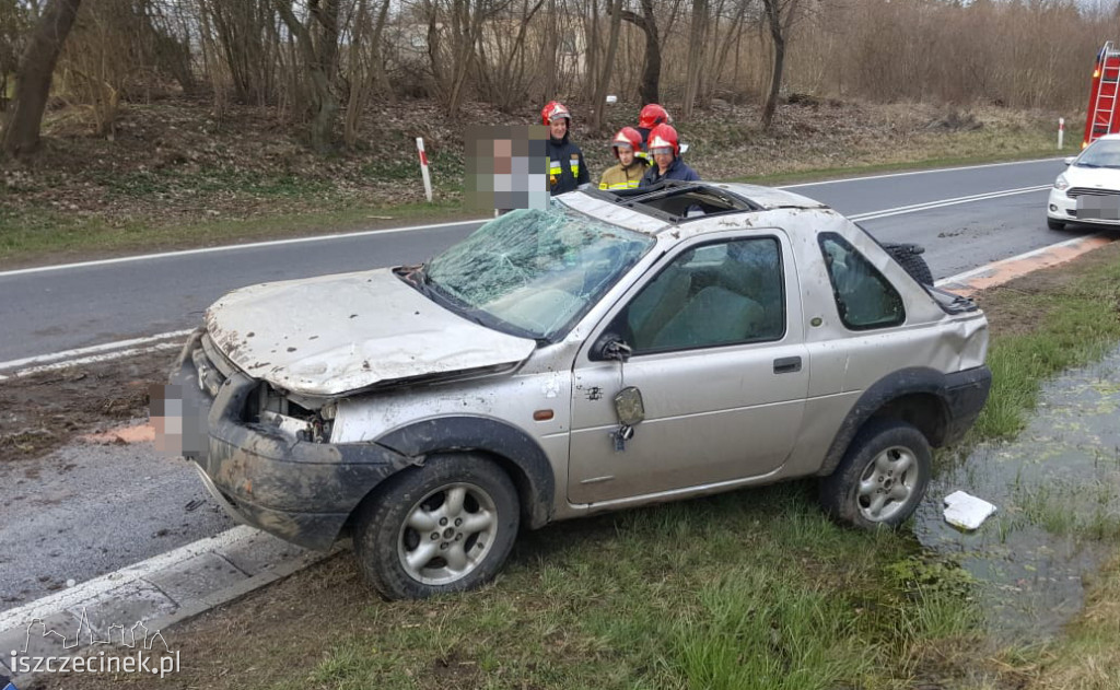 Niebezpiecznie koło Bacówki. Dachowała terenówka