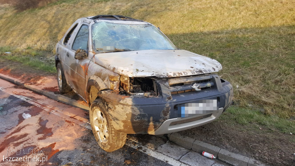 Niebezpiecznie koło Bacówki. Dachowała terenówka