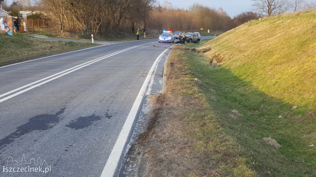 Niebezpiecznie koło Bacówki. Dachowała terenówka