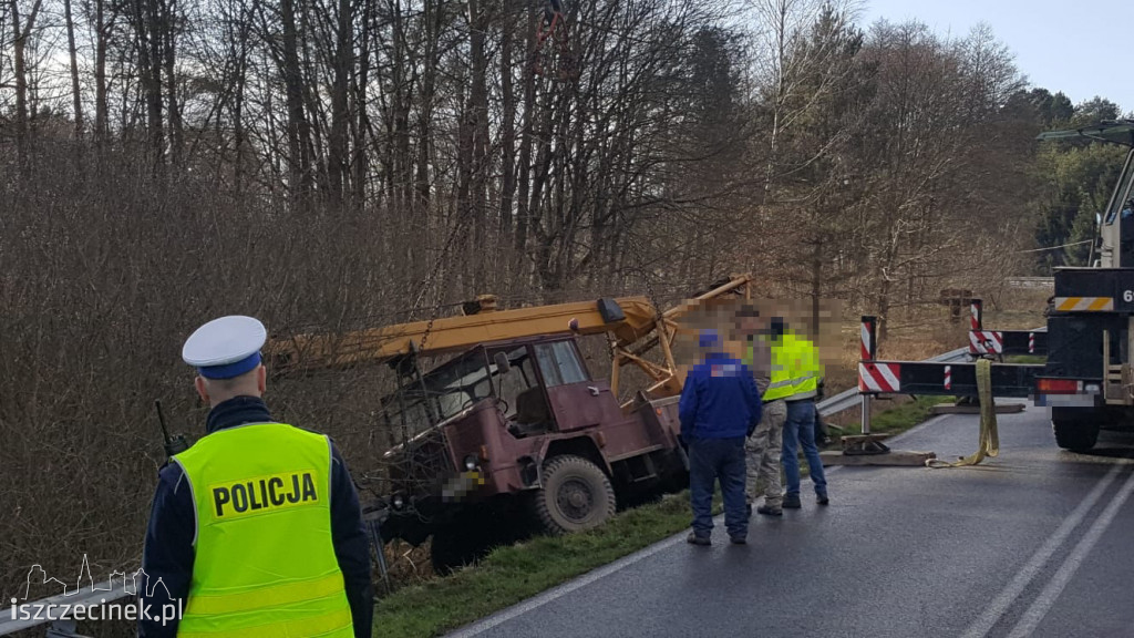 Pod Szczecinkiem dźwig stoczył się ze skarpy [WIDEO]