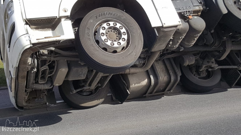 Groźny wypadek w centrum Białego Boru. Przewróciła się ciężarówka