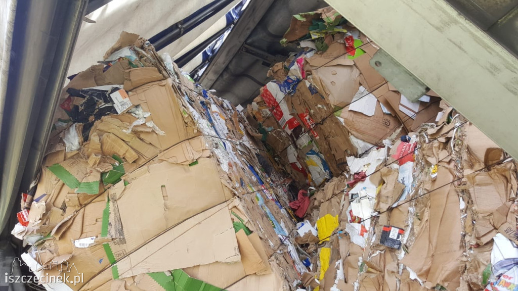 Groźny wypadek w centrum Białego Boru. Przewróciła się ciężarówka