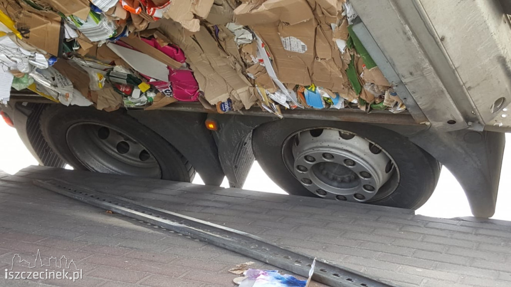 Groźny wypadek w centrum Białego Boru. Przewróciła się ciężarówka