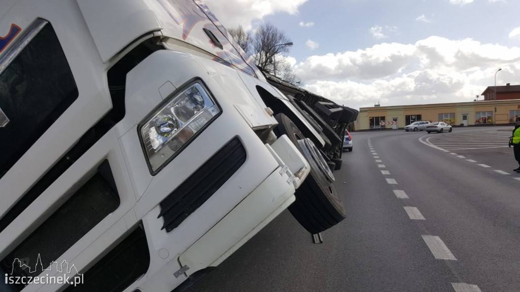 Groźny wypadek w centrum Białego Boru. Przewróciła się ciężarówka