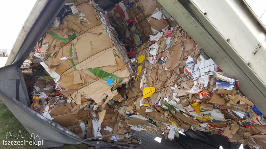 Groźny wypadek w centrum Białego Boru. Przewróciła się ciężarówka