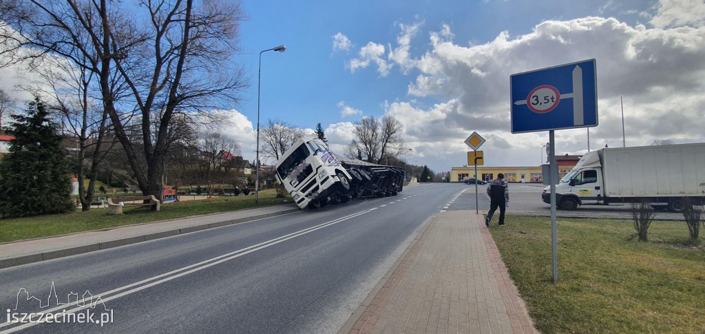 Groźny wypadek w centrum Białego Boru. Przewróciła się ciężarówka