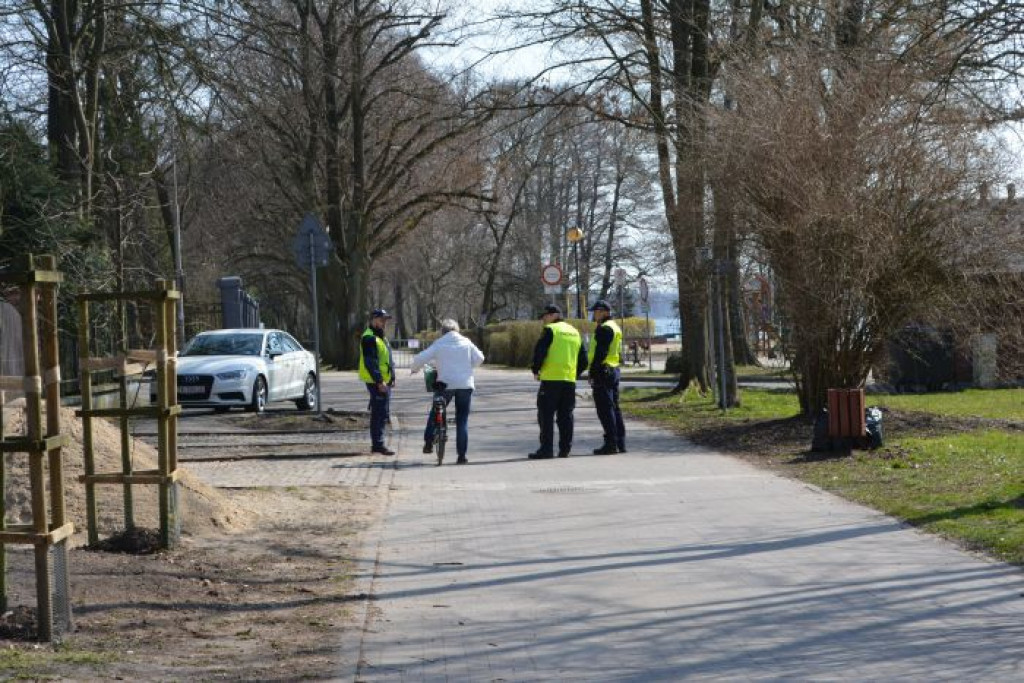 Koronawirus. Szczecineckie służby wykorzystują drona