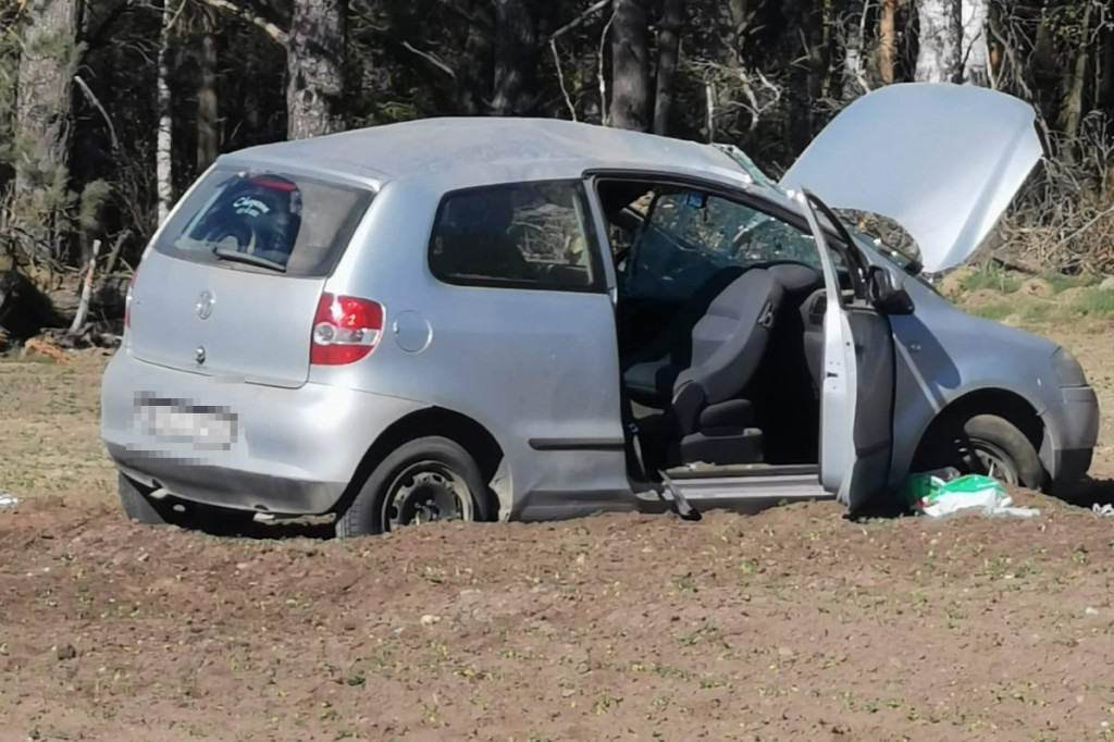 Za szybko na polnej drodze. Dachował VW, dwie osoby w szpitalu