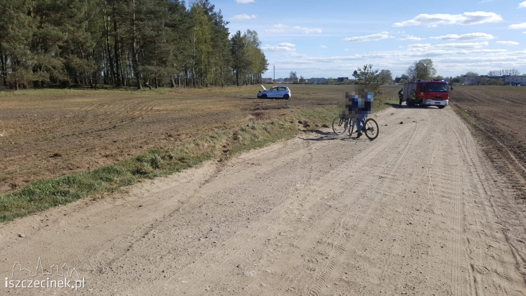 Za szybko na polnej drodze. Dachował VW, dwie osoby w szpitalu