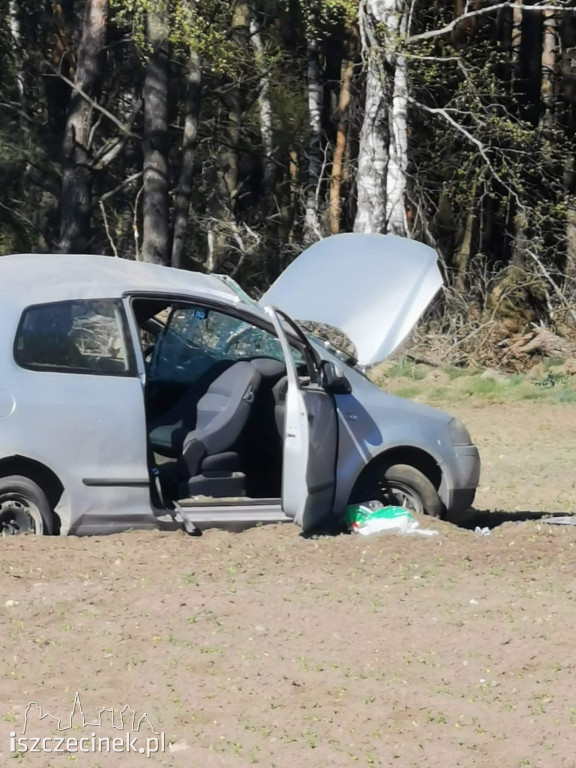 Za szybko na polnej drodze. Dachował VW, dwie osoby w szpitalu