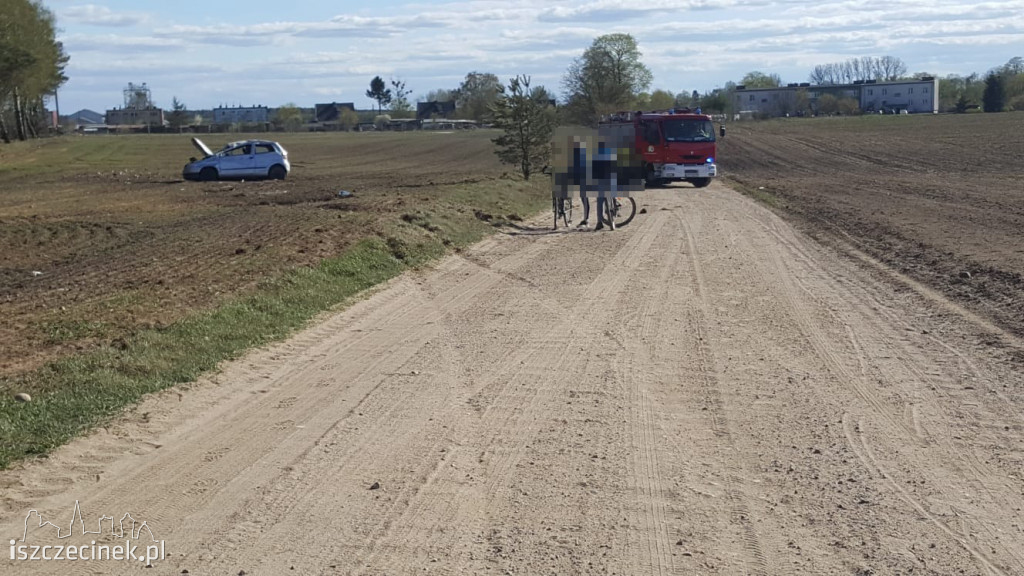 Za szybko na polnej drodze. Dachował VW, dwie osoby w szpitalu