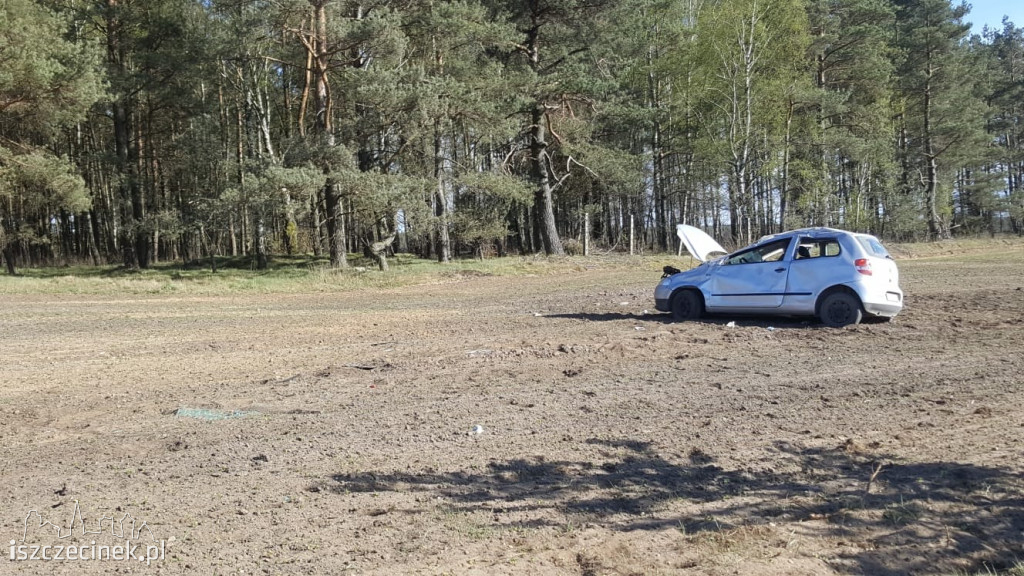 Za szybko na polnej drodze. Dachował VW, dwie osoby w szpitalu