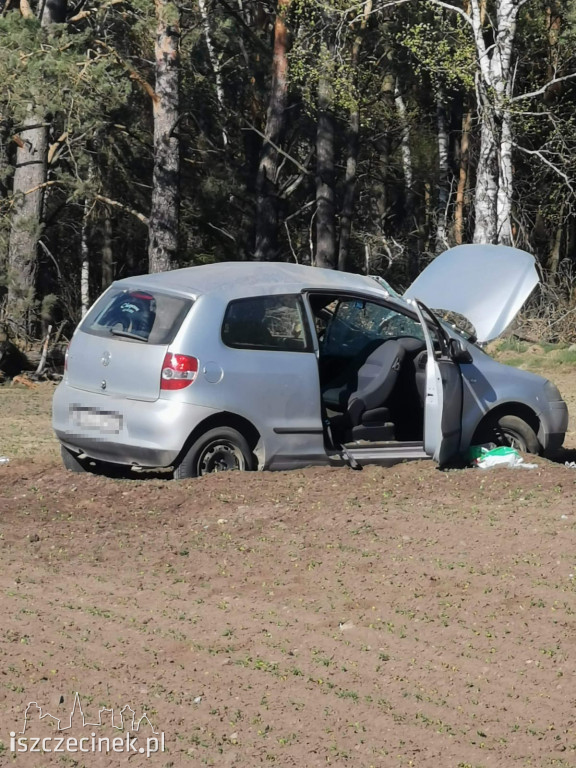 Za szybko na polnej drodze. Dachował VW, dwie osoby w szpitalu