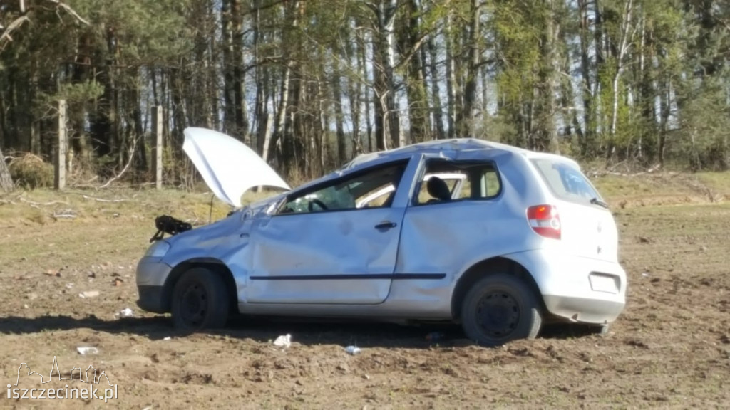Za szybko na polnej drodze. Dachował VW, dwie osoby w szpitalu