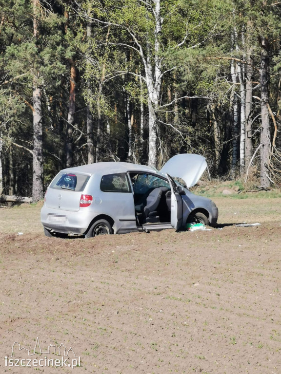 Za szybko na polnej drodze. Dachował VW, dwie osoby w szpitalu