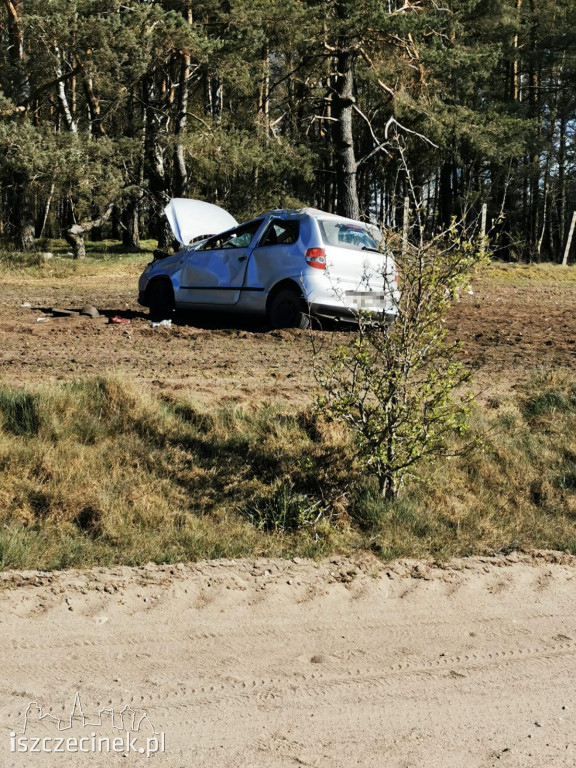 Za szybko na polnej drodze. Dachował VW, dwie osoby w szpitalu