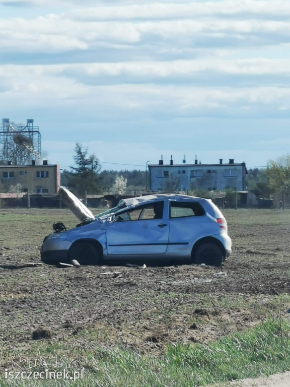Za szybko na polnej drodze. Dachował VW, dwie osoby w szpitalu