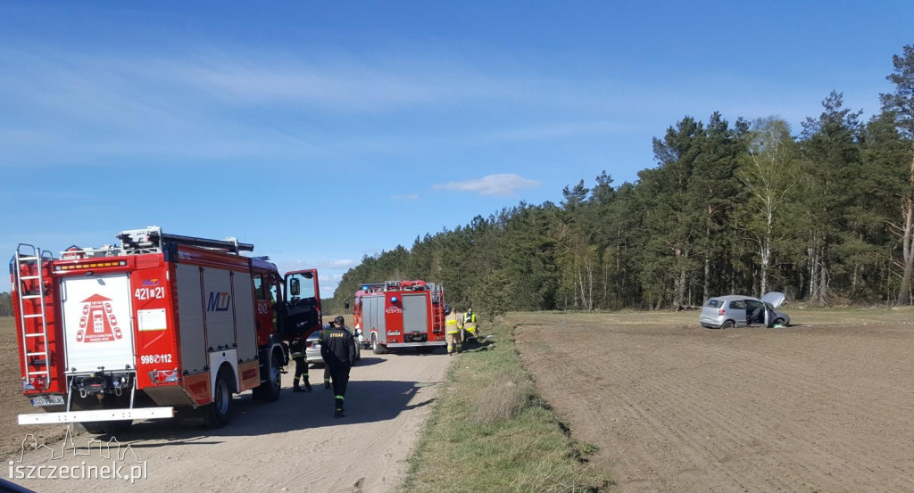 Za szybko na polnej drodze. Dachował VW, dwie osoby w szpitalu
