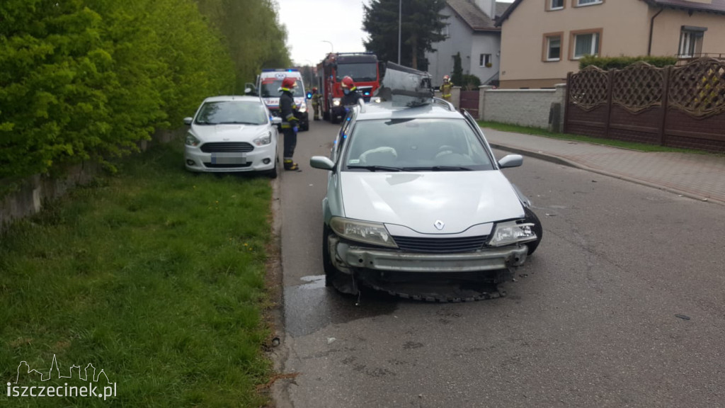 Wypadek na Derdowskiego. Zderzenie dwóch osobówek